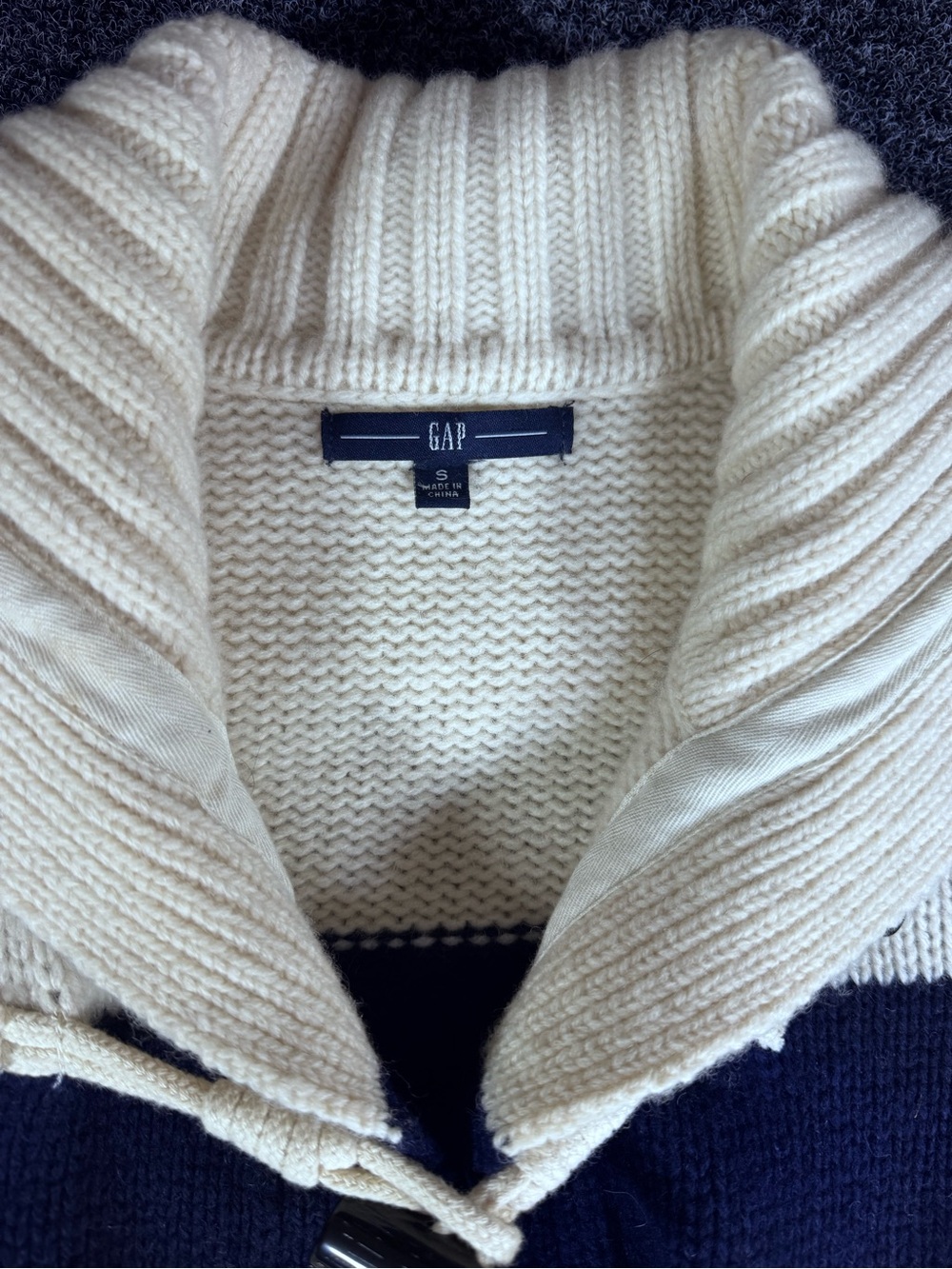 GAP women’s white/blue striped 100% lambs wool toggle cardigan - Picture 4 of 8